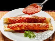 Солени печени палачинки с плънка от кайма, лук и кашкавал с доматен сос
